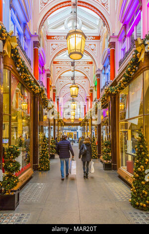 Weihnachten Dekorationen und Käufer in die Royal Arcade, Mayfair, London, England, Vereinigtes Königreich, Europa Stockfoto