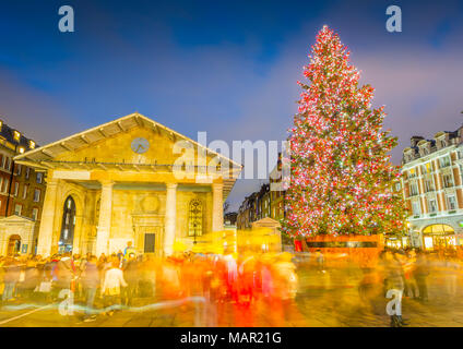 Blick auf den Weihnachtsbaum und St. Paul's Kirche in Covent Garden in der Dämmerung, London, England, Vereinigtes Königreich, Europa Stockfoto