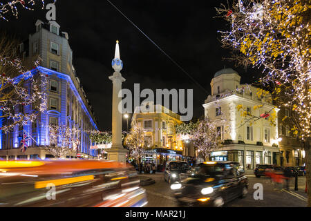 Der Verkehr an der Seven Dials bei Nacht, London, England, Vereinigtes Königreich, Europa Stockfoto