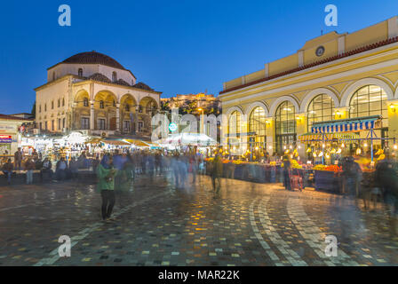 Anzeigen von Museum für Keramik und Verkaufsstände in Monastiraki Platz in der Dämmerung, Stadtteil Monastiraki, Athen, Griechenland, Europa Stockfoto