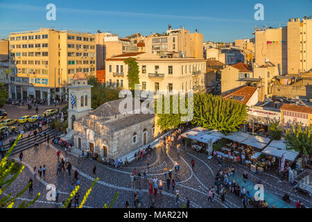 Ansicht der Griechisch-orthodoxen Kirche in Monastiraki Platz während am späten Nachmittag, Stadtteil Monastiraki, Athen, Griechenland, Europa Stockfoto