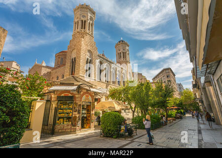 Blick auf St. Irene Orthodoxe Kirche und Souvenir Shop, Stadtteil Monastiraki, Athen, Griechenland, Europa Stockfoto