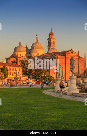 Blick auf Santa Giustina Basilika sichtbar vom Prato della Valle während der Goldenen Stunde, Padua, Venetien, Italien, Europa Stockfoto