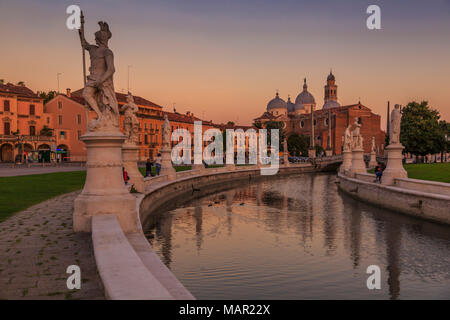 Anzeigen von Statuen in Prato della Valle in der Dämmerung und Santa Giustina Basilika im Hintergrund, Padua, Venetien, Italien, Europa Stockfoto