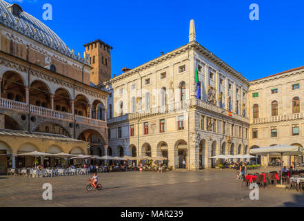 Blick auf den Turm von Anziani und Ragione Palace auf der linken Seite in der Piazza delle Erbe, Padua, Venetien, Italien, Europa sichtbar Stockfoto