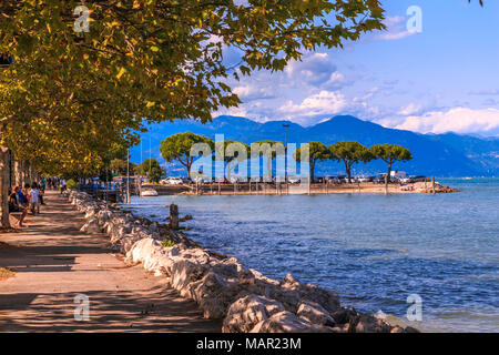 Blick auf See spazieren gehen und den Gardasee Sirmione del Garda, Gardasee, Lombardei, Italienische Seen, Italien, Europa Stockfoto