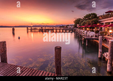 Blick auf Golden Sunset und Restaurant mit Blick auf den Gardasee, Sirmione, Gardasee, Lombardei, Italienische Seen, Italien, Europa Stockfoto