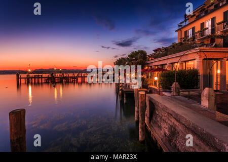 Blick auf Golden Sunset und Restaurant mit Blick auf den Gardasee, Sirmione, Gardasee, Lombardei, Italienische Seen, Italien, Europa Stockfoto