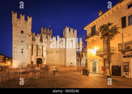 Ansicht der Scaliger Burg und Piazza Castello bei Nacht beleuchtet, Sirmione, Gardasee, Lombardei, Italienische Seen, Italien, Europa Stockfoto