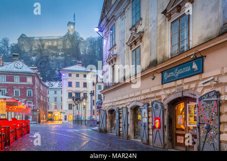 Blick von der Altstadt auf der Burg von Ljubljana in der Abenddämmerung, Ljubljana, Slowenien, Europa Stockfoto