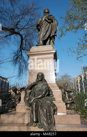 Denkmal des berühmten Komponisten Felix Mendelssohn Bartholdy neben St. Thomas Kirche, Leipzig, Sachsen, Deutschland, Europa Stockfoto