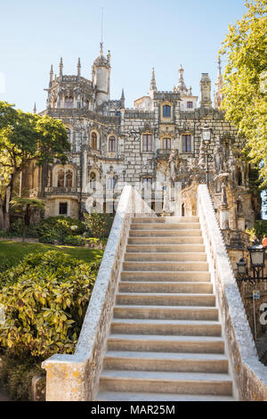 Die Außenseite des Palacio da Regaleira, Quinta da Regaleira, Weltkulturerbe der UNESCO, Sintra, Portugal, Europa Stockfoto