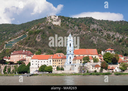 Blick über die Donau auf Stiftskirche und Burgruinen, Durnstein, Wachau, Niederösterreich, Europa Stockfoto
