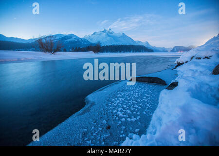 Piz da la Margna und eisigen See Sils, Maloja, im Engadin, Kanton Graubünden, Schweiz, Europa Stockfoto