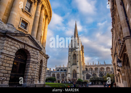 St. Mary's Church und die Radcliffe Camera in Radcliffe Square in Oxford, Oxfordshire, England, Vereinigtes Königreich, Europa Stockfoto