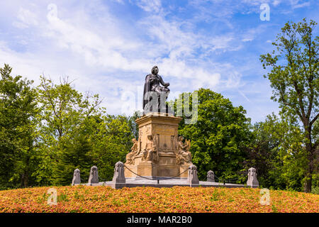 Statue von Joost Van Den Vondel im Vondelpark, Amsterdam, Niederlande, Europa Stockfoto