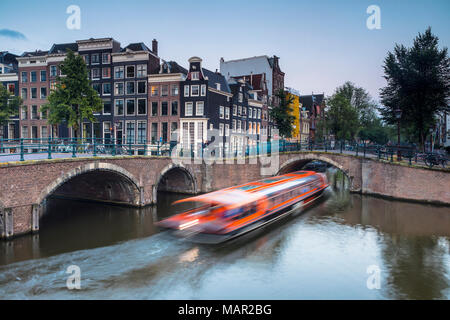 Ein Schiff, das unter eine Brücke über die Keizersgracht, Amsterdam, Niederlande, Europa Stockfoto