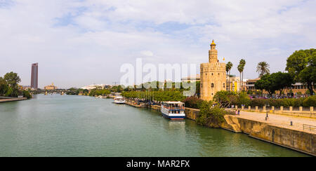 Torre del Oro (Goldener Turm) und Fluss Rio Guadalquivir, Sevilla, Andalusien, Spanien, Europa Stockfoto