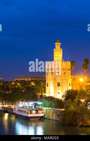 Torre del Oro (Goldener Turm) und Fluss Rio Guadalquivir in der Nacht, Sevilla, Andalusien, Spanien, Europa Stockfoto