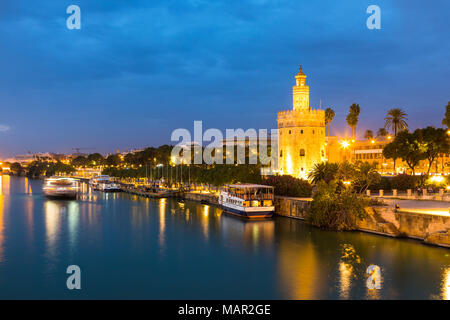 Torre del Oro (Goldener Turm) und Fluss Rio Guadalquivir in der Nacht, Sevilla, Andalusien, Spanien, Europa Stockfoto