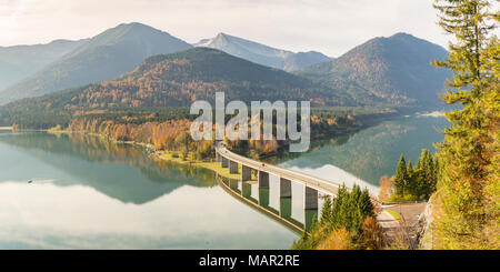 Sylvenstein See und die Brücke im Herbst, Bad Tolz-Wolfratshausen Bezirk, Bayern, Deutschland, Europa Stockfoto
