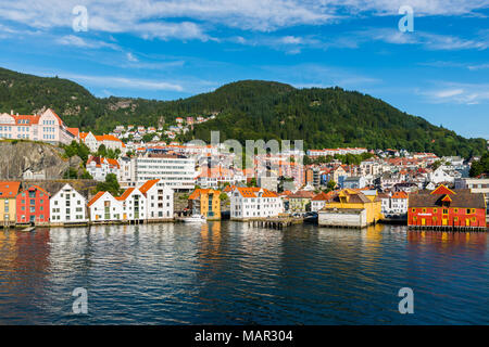 Bergen Waterfront und Skyline vom Meer, Nord-Norwegen, Norwegen, Skandinavien gesehen, Europa Stockfoto