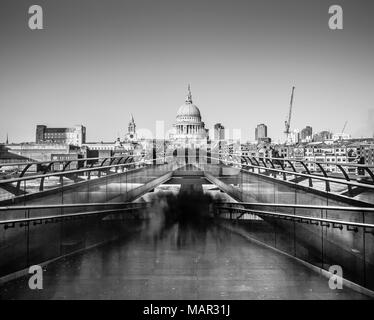 Gespenstischen Figuren in langen Belichtungszeit Bild von St. Paul's von Millennium Bridge, City of London, London, England, Vereinigtes Königreich, Europa zu arbeiten Stockfoto