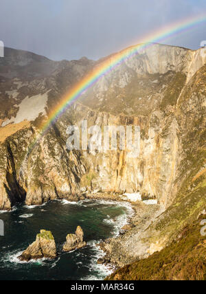 600 m hohen Klippen, die gegen den Atlantik, Slieve League, County Donegal, Ulster, Republik Irland, Europa Stockfoto