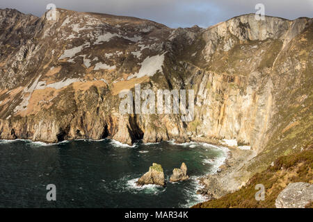 600 m hohen Klippen, die gegen den Atlantik, Slieve League, County Donegal, Ulster, Republik Irland, Europa Stockfoto