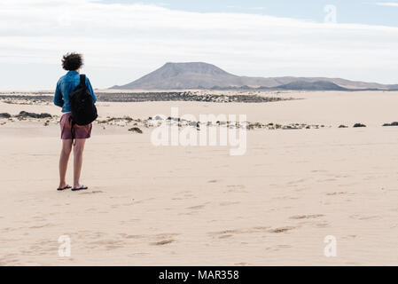 Frau, die auf einer Düne in Kanarische Inseln Stockfoto