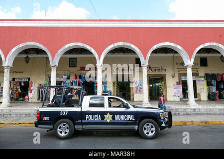 MERIDA, MEXIKO - 11. März 2012: Streife auf eine Straße im Zentrum von Merida, Yucatan, Mexiko Stockfoto