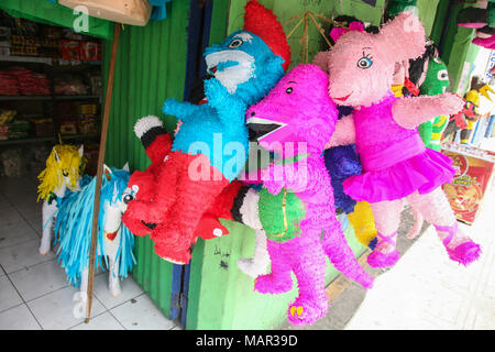 MERIDA, MEXIKO - 12. März 2012: menschliche Größe traditionelle Paper Dolls auf einem lokalen Markt in Merida, Yucatan, Mexiko verkauft. Stockfoto