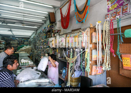 MERIDA, MEXIKO - 11. März 2012: Traditionelle typische hammoc Shop in Merida, Yucatan, Mexiko Stockfoto