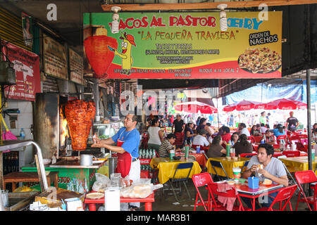 MERIDA, MEXIKO - 11. März 2012: Fast food Küche auf einem lokalen Markt in Merida, Yucatan, Mexiko Stockfoto