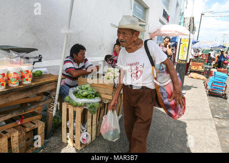 MERIDA, MEXIKO - 11. März 2012: Mann bying Produkte auf einem lokalen Markt in Merida, Yucatan, Mexiko Stockfoto