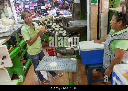 MERIDA, MEXIKO - 11. März 2012: Merida Frauen machen Mais oder Getreide Tortillas auf einem lokalen Markt in Merida, Yucatan, Mexiko Stockfoto