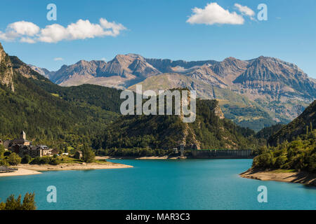 Lanuza Dorf, resevoir und Verdammung und die Tendenera Berge, Tena Tal, Sallent de Gallego, Pyrenäen, Provinz Huesca, Spanien, Europa Stockfoto