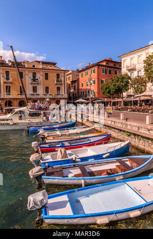 Blick auf die Boote im Hafen am See Malcesine, Malcesine, Gardasee, Venetien, Italienische Seen, Italien, Europa Stockfoto