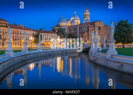 Anzeigen von Statuen in Prato della Valle in der Dämmerung und Santa Giustina Basilika im Hintergrund, Padua, Venetien, Italien, Europa Stockfoto