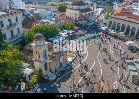 Ansicht von Taxis, Einkäufer und der griechisch-orthodoxen Kirche in Monastiraki Platz, Monastiraki, Athen, Griechenland, Europa Stockfoto