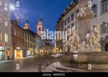 Blick auf Kathedrale von St. Nikolaus und Robba Brunnen bei Dämmerung, Ljubljana, Slowenien, Europa Stockfoto