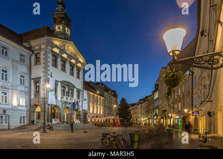 Blick auf das Rathaus und street scene in der Dämmerung, Ljubljana, Slowenien, Europa Stockfoto