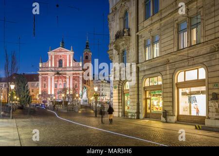 Ansicht der Franziskanerkirche und drei Brücken bei Dämmerung, Ljubljana, Slowenien, Europa Stockfoto