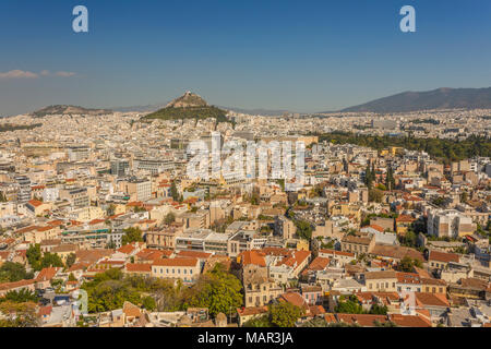 Blick auf Athen und Likavitos Hügel über die Dächer der Plaka Viertel von der Akropolis, Athen, Griechenland, Europa Stockfoto