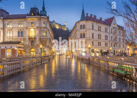 Blick von der Plaza Presernov über drei Brücken zur Burg von Ljubljana, Ljubljana, Slowenien, Europa Stockfoto