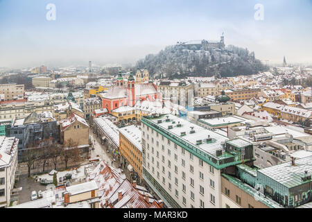 Blick auf verschneite Ljubljana Altstadt und Burg von der Wolkenkratzer, Ljubljana, Slowenien, Europa Stockfoto