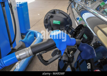 Tankstelle Auto ist mit bleifreiem Super 95 Benzin betankt. In Deutschland fotografiert. Stockfoto