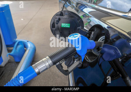 Tankstelle Auto ist mit bleifreiem Super 95 Benzin betankt. In Deutschland fotografiert. Stockfoto