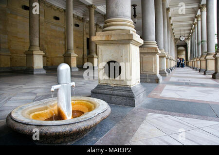 Karlsbad, Tschechische Republik - Sept. 6, 2014: Mill Colonnade in der Kurstadt Karlovy Vary, Westböhmen, Tschechische Republik. Berühmte historische Quellen, die meisten vi. Stockfoto
