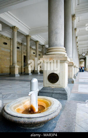 Karlsbad, Tschechische Republik - Sept. 6, 2014: Mill Colonnade in der Kurstadt Karlovy Vary, Westböhmen, Tschechische Republik. Berühmte historische Quellen, die meisten vi. Stockfoto